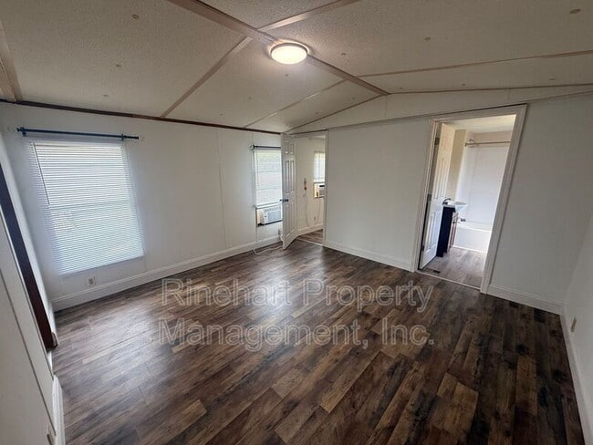 Building Photo - 1028 Ruby St
