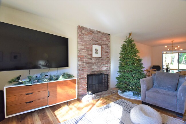 Building Photo - Beautiful 4bd/ 2.5 ba House