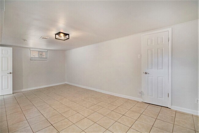 Building Photo - Single-Family 4 Bedroom 2 Bathroom Home in Englewood