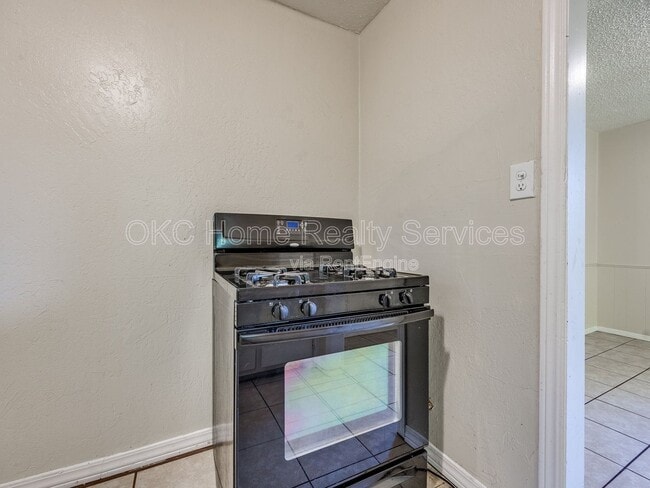 Building Photo - 3304 SE 19th St