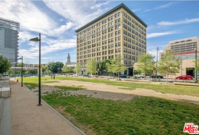 Building Photo - 108 W 2nd St