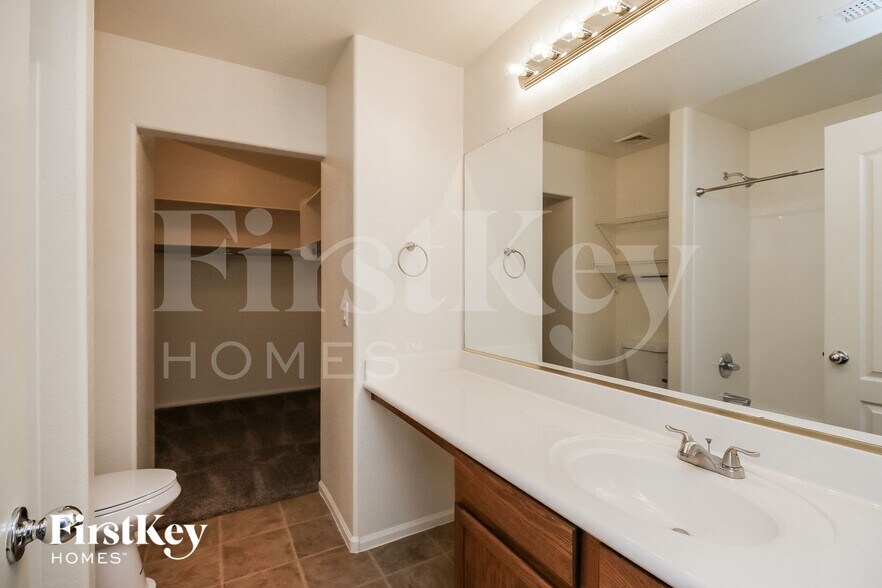 Building Photo - 284 W Jersey Way