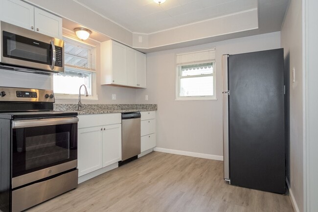 Building Photo - 1260 Summerlea Ave