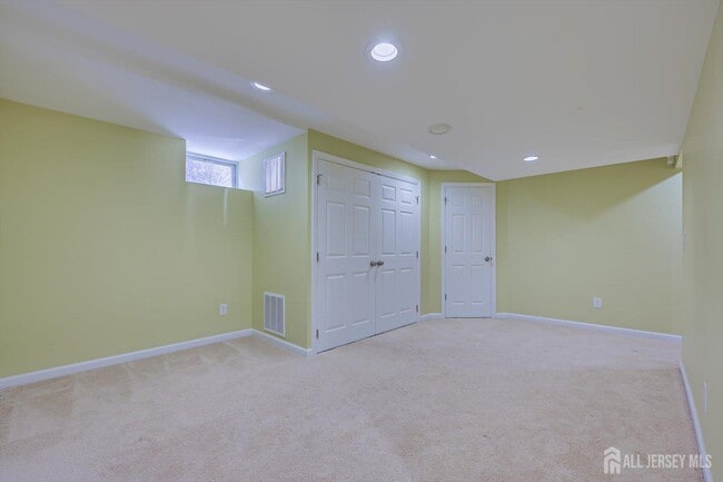 Building Photo - 160 Vasser Dr