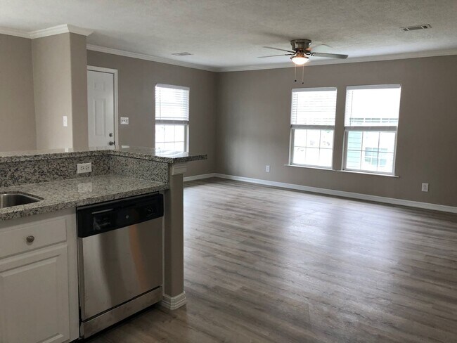 Building Photo - 148 Varsity Cir