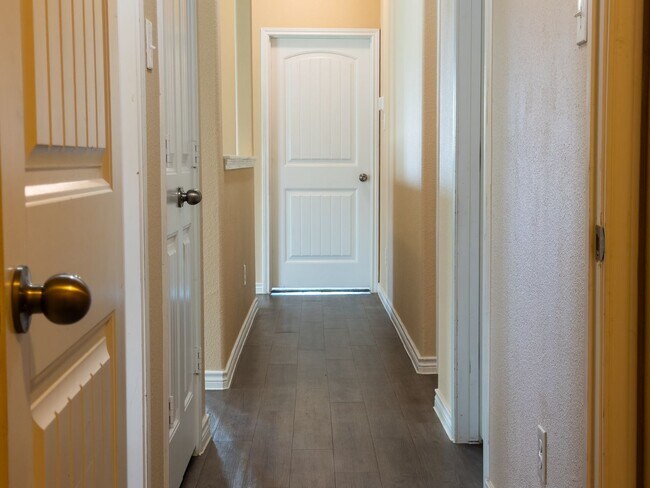 Building Photo - Pleasant 3 Bed / 2 Bath Home AVAILABLE NOW to rent in Ennis, TX