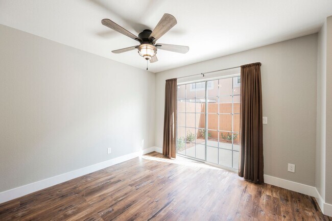 Building Photo - Fully Remodeled 3-Bedroom Townhome