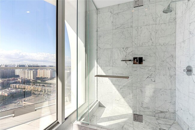 Building Photo - 16901 Collins Ave