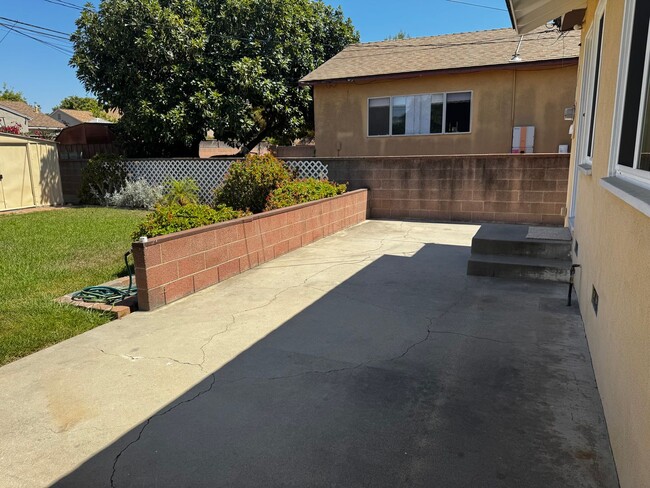Building Photo - Remodelled 2 Bed 1 Bath Home with Garage a...
