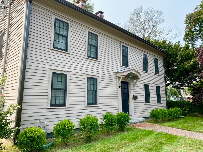 Building Photo - 206 Elm St