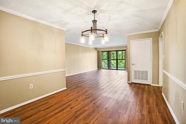 Building Photo - 15101 Interlachen Dr