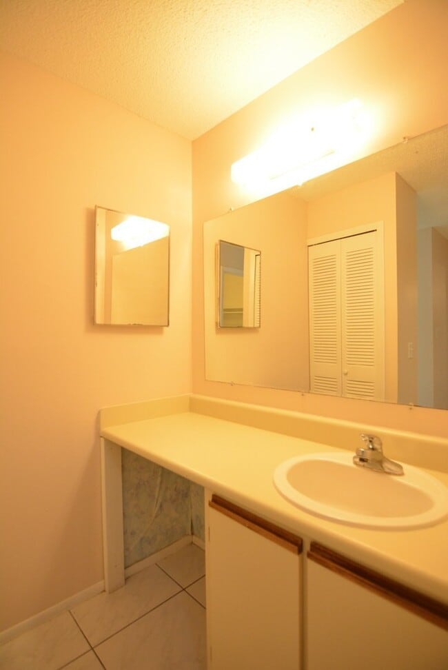 Building Photo - East Orlando 3/2 duplex. TILE FLOORS, Fresh paint, community pool!