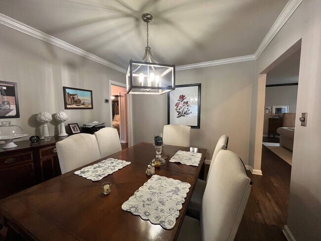 Building Photo - Beautifully renovated Midtown charmer