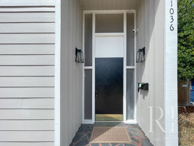 Building Photo - 3BR Bremerton Home with Vintage Charm & Mo...