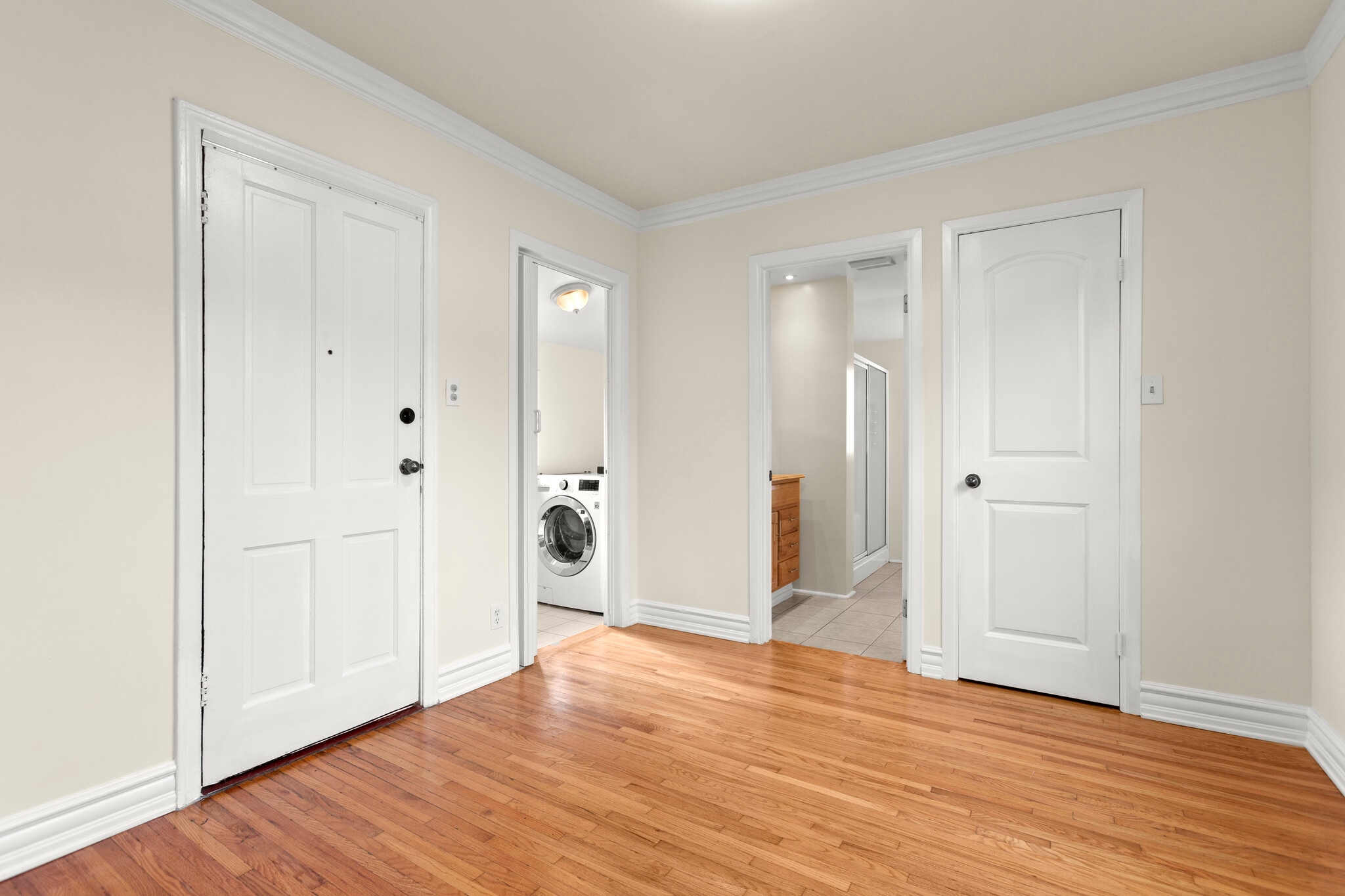 Building Photo - 827 N Laurel Ave