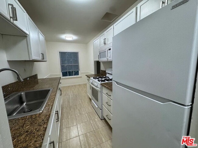 Building Photo - 127 N Doheny Dr