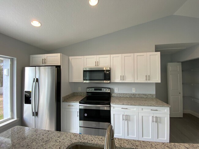 Building Photo - Desirable SW Ocala Neighborhood 3/2/2 **WON'T LAST**