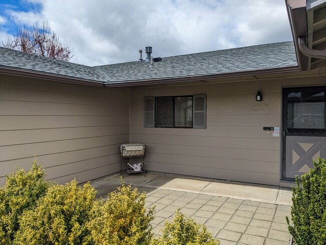Building Photo - 1613 River Rock Dr NE