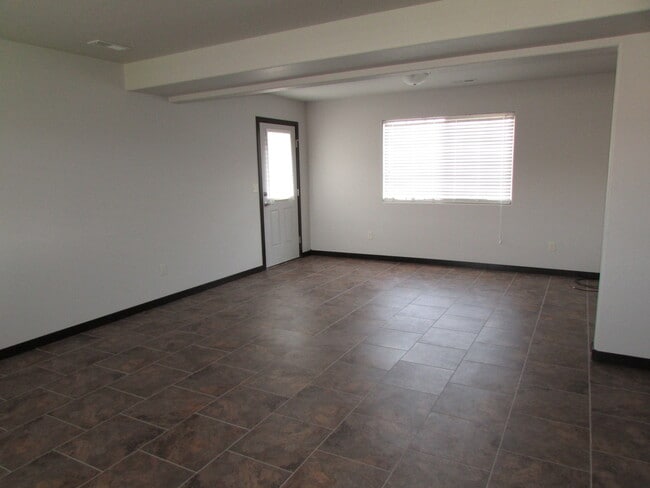 Building Photo - MODERN 3 BEDROOM IN ELKS CROSSING