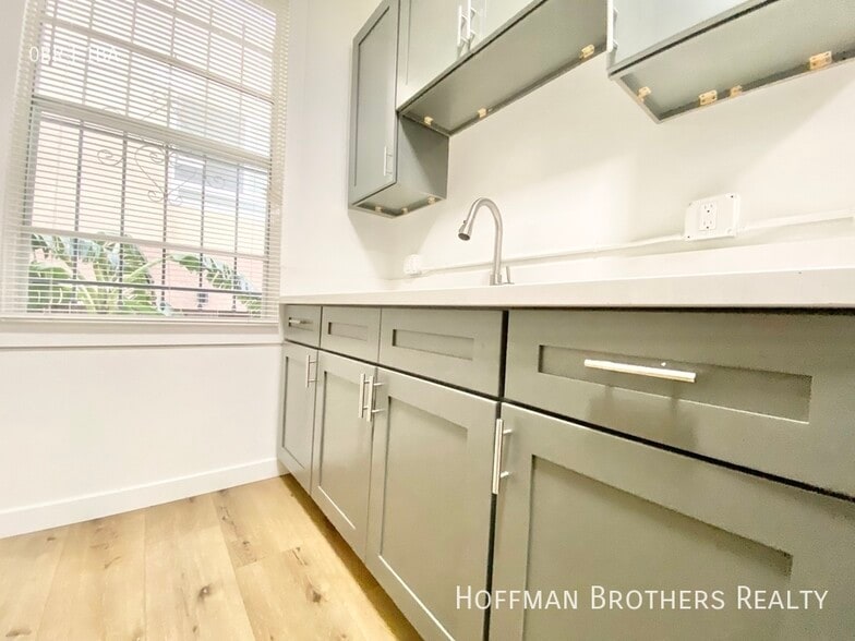 Building Photo - 960 S Oxford Ave