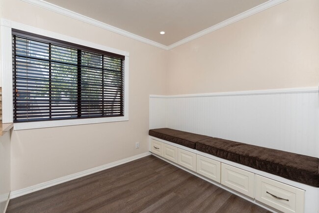 Building Photo - Updated private 2 bedroom/2.5 townhouse in...