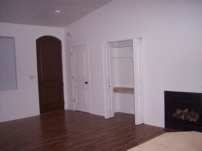 Building Photo - 721 Desmet St