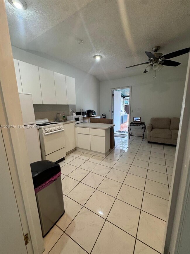 Building Photo - 5501 SW 89th Ave