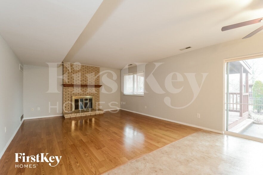 Building Photo - 846 Vlg Mdw Dr