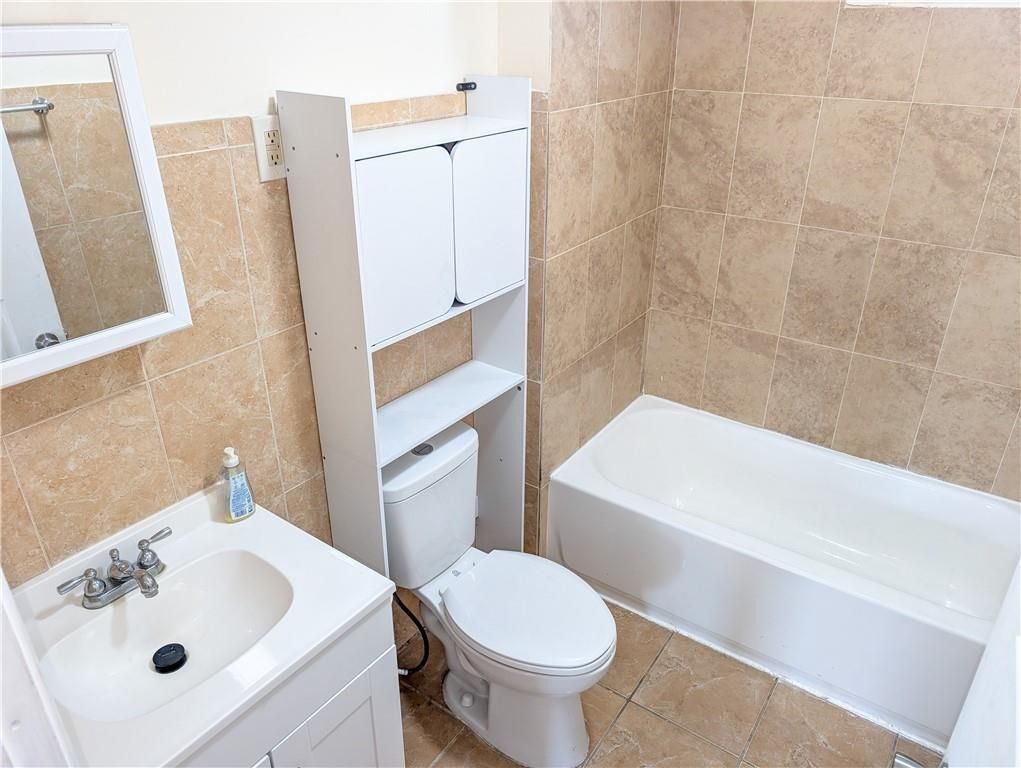 Building Photo - 53 Bancroft St