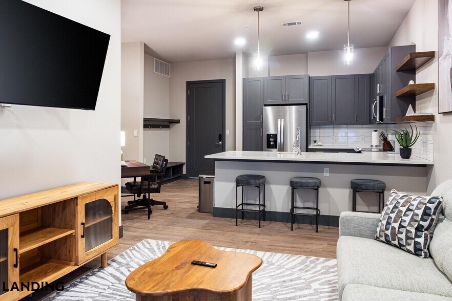 Building Photo - 415 E 2nd St S