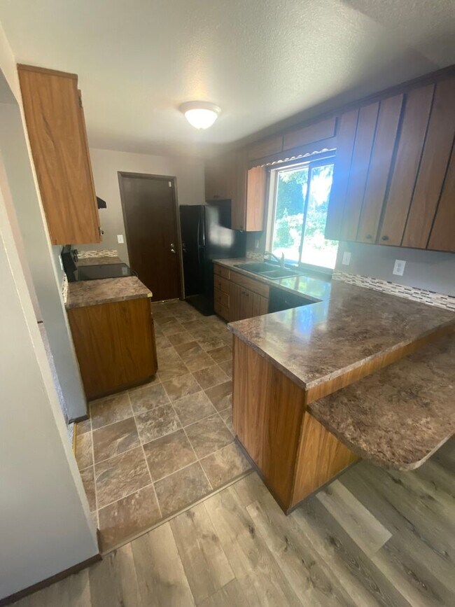 Building Photo - 3 Bed Room 1.75 Bath , New Floor Covering , New Interior Paint