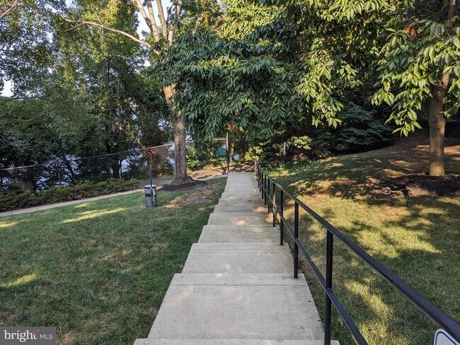 Building Photo - 635 Slaters Ln