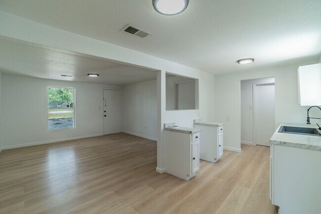 Building Photo - ? Newly Renovated Home in Arlington! ?