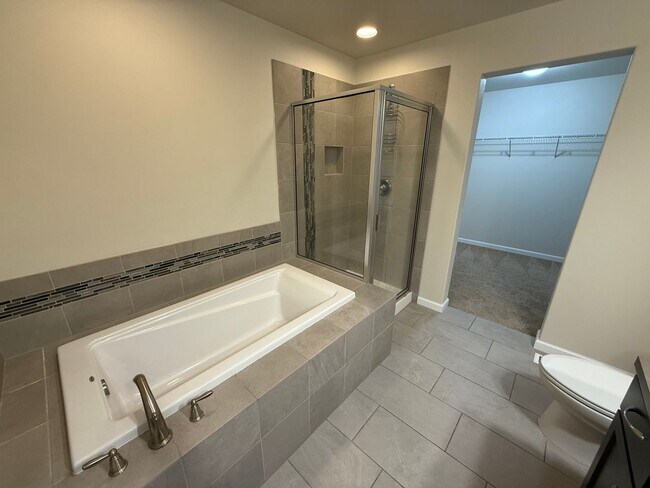 Building Photo - Spacious Modern Puyallup Home