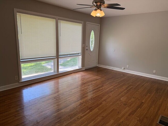 Building Photo - Lovely and Spacious Home in South Nashville - Garage and Fenced in Yard