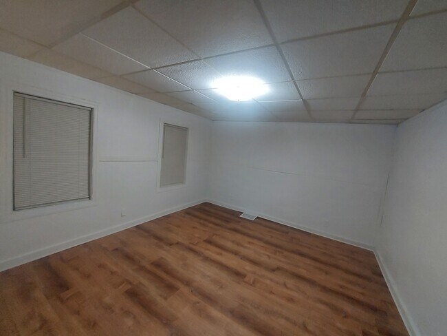 Building Photo - 123 Oak St