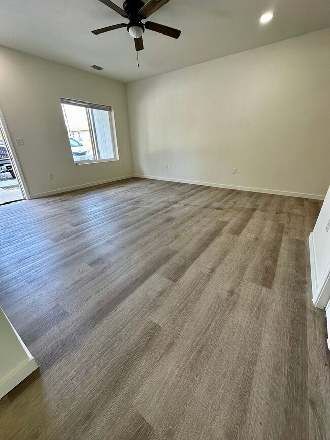 Building Photo - 411 Hillcrest Dr