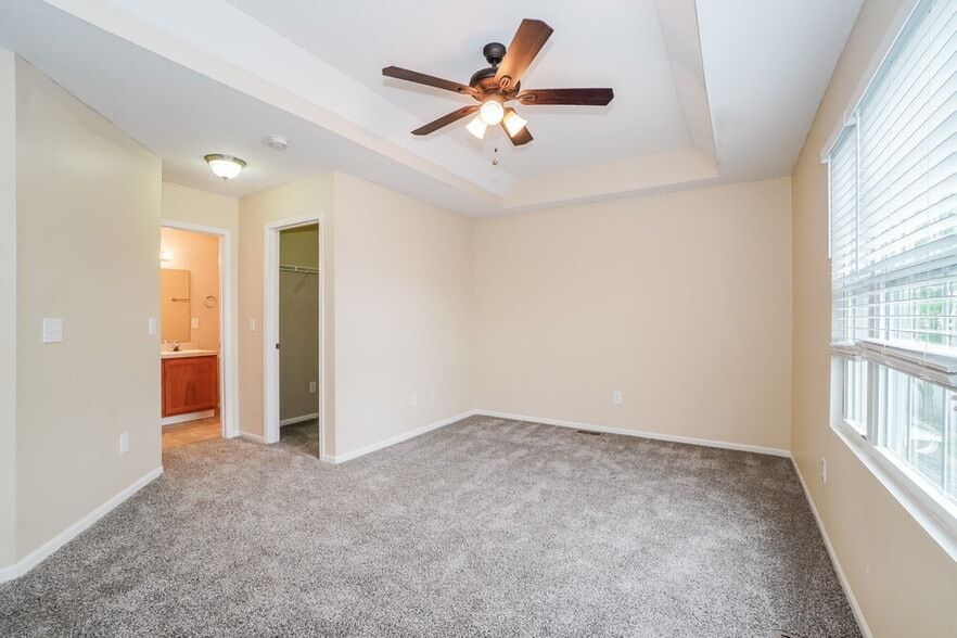 Building Photo - 807 Summerville Dr