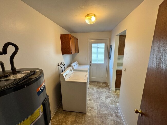 Building Photo - Charming 3-Bedroom SE Portland Home – Fully Fenced Yard - Video attached