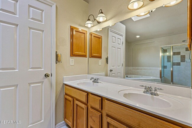 Building Photo - 951 Via Descanso Dr