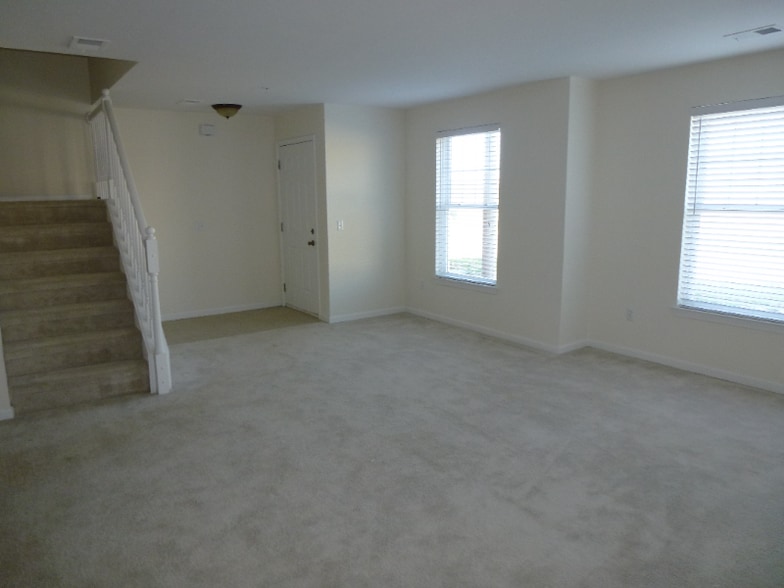 Building Photo - 10122 Sunrise Dr