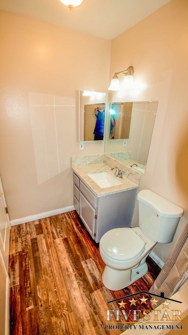 Building Photo - House for Rent in SouthWest Bakersfield
