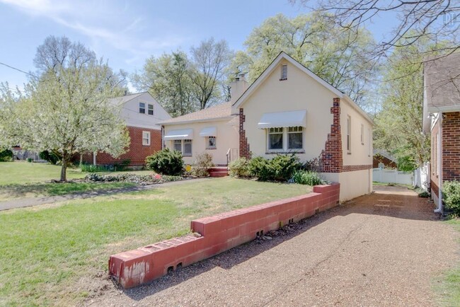 Building Photo - 3 Bed, 1.5 Bath Home with Backyard and Ple...