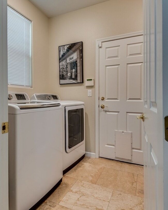 Building Photo - Beautiful Single-Story Residence in Premier Golf Course Community