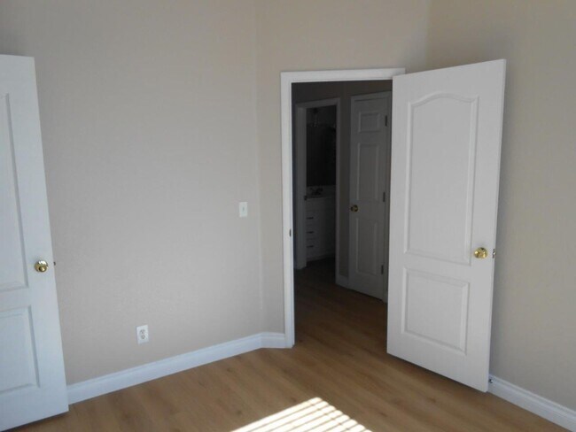 Building Photo - Great 2 Story Home in the NW