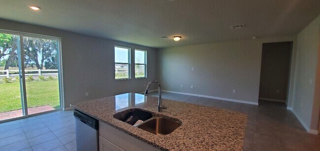 Building Photo - LIKE NEW!! 3-Bedroom, 2-Bathroom in Winter...
