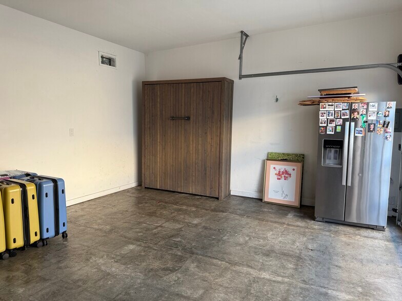 Building Photo - 1208 S 32nd St