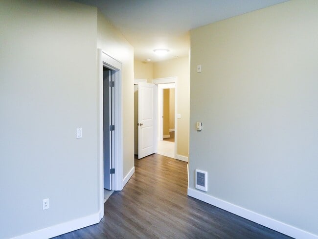 Building Photo - Lakeside 2BR Condo with Modern Finishes & Prime Location!