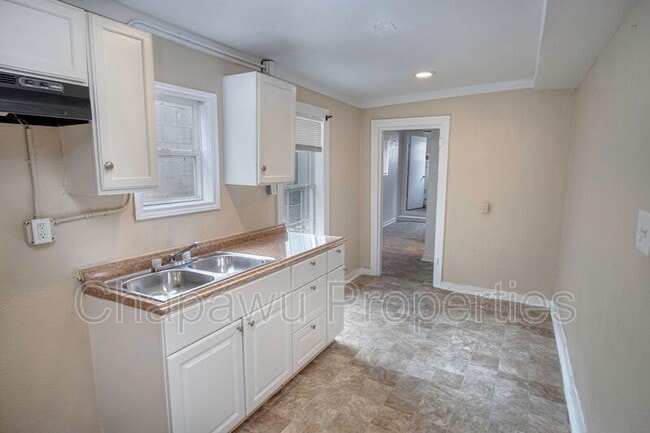 Building Photo - 745 E Mulberry Ave