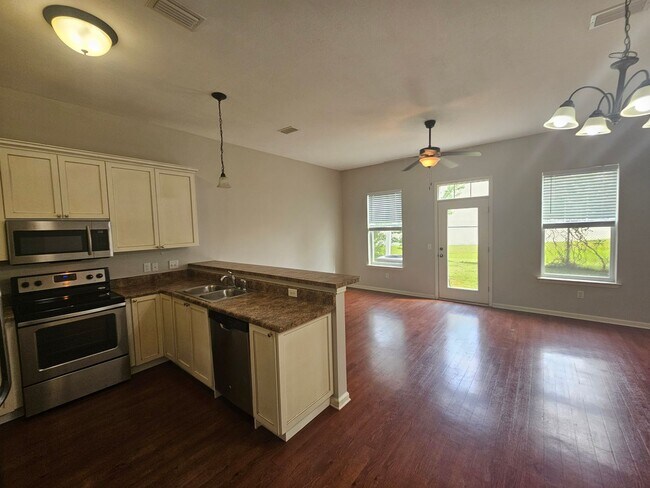 Building Photo - Modern 3Bed/2.5-Ba Townhome in PCB – Resor...